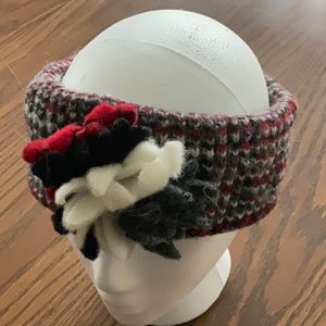 Head band 80% wool 20% polyester.